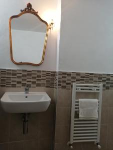 La salle de bains est pourvue d'un lavabo et d'un miroir. dans l'établissement La casa di Piera, à Riccò del Golfo di Spezia