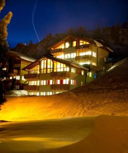 オーバータウエルンにあるObertauern Alpsの夜の丘の上の建物