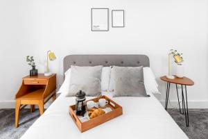 Tempat tidur dalam kamar di Relax in Stunning Pontcanna Apartment Close To City Centre