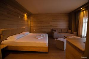 מיטה או מיטות בחדר ב-SAHATI Hotel & Restaurant