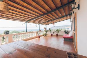 塔拉法爾的住宿－Casa Tabanka Apartment，房屋的阳台享有风景。