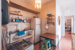 uma pequena cozinha com um lavatório e um frigorífico em Casa Tabanka Apartment em Tarrafal