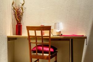 una sedia seduta di fronte a una scrivania con lampada di Stay Cleverly Self Catering Apartments a Walvis Bay