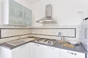 O bucătărie sau chicinetă la Monolocale Tre Mari +3 fotografii