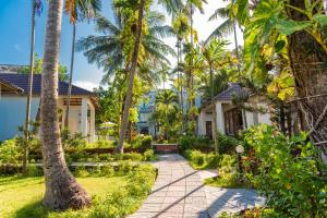 富国纳澜度假酒店的棕榈树和走道的房子