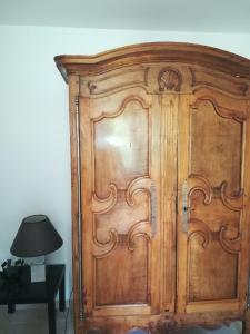 una antigua puerta de madera en una habitación con lámpara en Le Clos des Cygnes, en Charolles