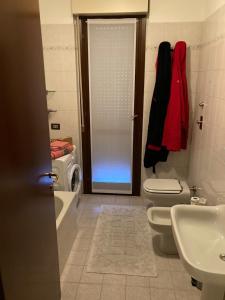 La salle de bains est pourvue d'une douche, de toilettes et d'un lavabo. dans l'établissement la nostra casa..., à Novara