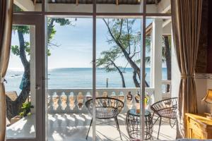 een uitzicht op de oceaan vanaf de veranda van een huis bij Nhat Lan Resort in Phu Quoc