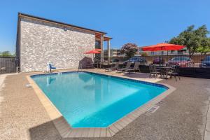 Bazén v ubytování Econo Lodge Near Lackland Air Force Base-SeaWorld nebo v jeho okolí