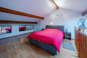 een slaapkamer met een groot bed met een roze sprei bij Appartement cosy secteur Aulnay sous Bois in Aulnay-sous-Bois