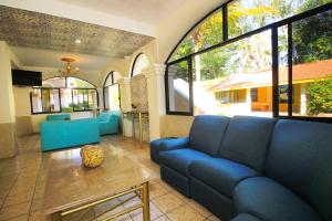 sala de estar con sofá y mesa en Hotel Gran Palmeiras en Chachalacas