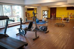 Fitness centrum a/nebo fitness zařízení v ubytování Tri Hotel