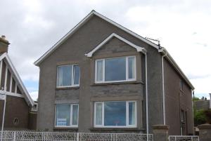 Casa de ladrillo marrón con ventanas blancas en Beachview Holiday Flat 2 en Lossiemouth