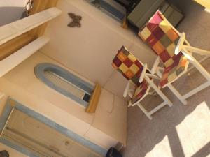 een keuken met een tafel en een stoel bij Beautiful Villa in Murcia with pool just 10m away in Murcia