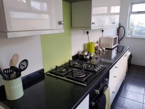 Η κουζίνα ή μικρή κουζίνα στο House - Sleeps 4 - Pets Ok - Parking - Garden +3 φωτογραφίες