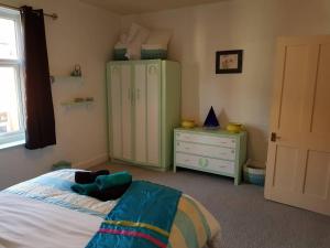 a childs bedroom with a bed and a dresser at Relaxing 2-Bed House Guisborough - Sofabed Option in Guisborough