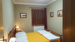 Roudnice的住宿－Apartmán Vítkovice，一间卧室设有两张床和窗户。