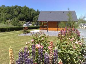Ein Garten an der Unterkunft Chalets du Lac