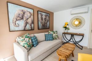 sala de estar con sofá y mesa en Eden Meloneras by TAM Resorts en Maspalomas