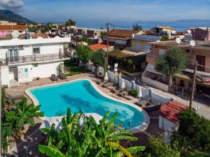 Bazén v ubytování Aquarius Beach Hotel nebo v jeho okolí