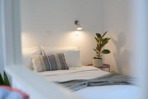 Postel nebo postele na pokoji v ubytování Aquarius Beach Hotel