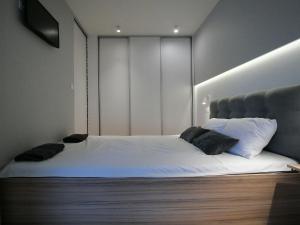 Un pat sau paturi într-o cameră la 4UApart-Apartment suite Picasso