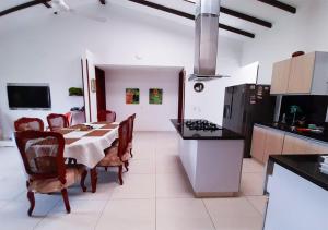 a kitchen and dining room with a table and chairs at FINCA LUNADAR ANAPOIMA in Anapoima