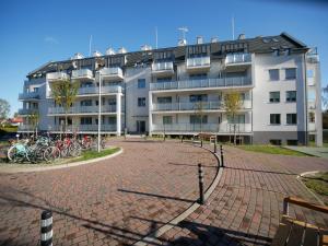 - un grand bâtiment avec des vélos garés devant dans l'établissement 4UApart-Apartment suite Picasso, à Świnoujście