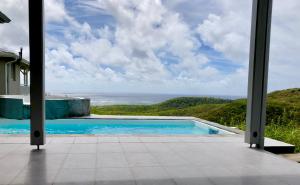 una piscina con vistas al océano en Villa Solstice, en Le Marin