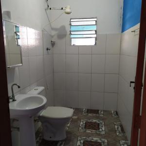 a bathroom with a toilet and a sink at Quarto duplo aconchegante com banheiro privativo, ambiente inteiro in Barueri