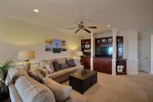 uma sala de estar com um sofá e uma televisão de ecrã plano em Hwy 12 Slash Creek em Hatteras
