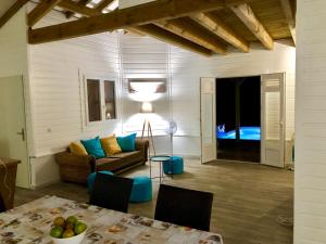 - un salon avec un canapé et une table dans l'établissement Villa Solstice, au Marin