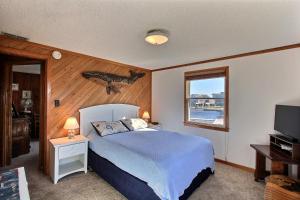 - une chambre avec un lit avec un poisson sur le mur dans l'établissement Easy Breezy #200HC, à Avon