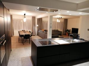uma cozinha e sala de estar com uma mesa e um sofá em appartement deluxe Orly 2 em Oostende