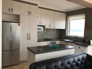Manly Waterfront Beach Stay廚房或簡易廚房