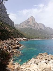 a view of a beach with a mountain in the background at One bedroom apartement with city view at Loceri in Loceri