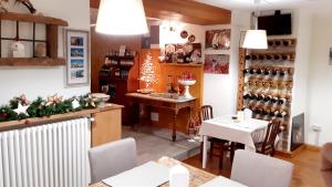 een eetkamer met een tafel en stoelen en een wijnkelder bij B&B Monastero in Dubino