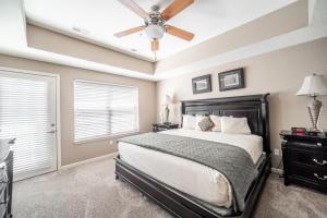 1 dormitorio con 1 cama y ventilador de techo en Thousand Hills Golf Resort en Branson