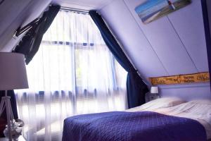 Un pat sau paturi într-o cameră la Duinberk B&B hotel en Brasserie