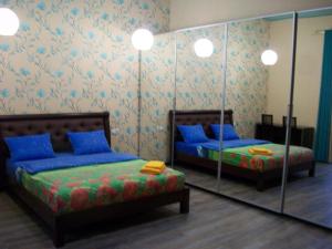 En eller flere senge i et værelse på 2-х комн квартира в новом элитном доме в центральном районе города