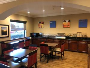A restaurant or other place to eat at Comfort Inn Early Brownwood