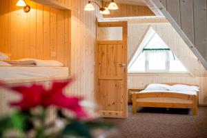 Posteľ alebo postele v izbe v ubytovaní Willa Izydor, widok na Tatry, pyszne posiłki