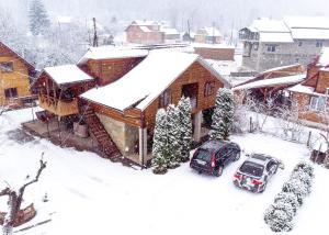 ヤレムチャにあるVira-Nadiyaの雪に覆われた家