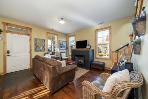 Una sala de estar con un sofá y una chimenea. en Cabernet Cottage #8, en Chelan