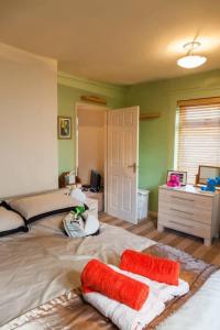 En eller flere senger på et rom på 1 Bed Guisborough Option of Twin Sofabed - Extra
