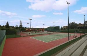 Tenis alebo squash v ubytovaní Beautiful Townhouse Internet Air Con 5 Guests alebo jeho okolí