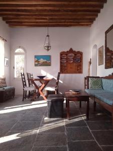 אזור ישיבה ב-Stunning House in Sifnos Island Chrisopigi