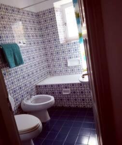 Bathroom sa Stunning House in Sifnos Island Chrisopigi
