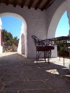 Патио или другая зона на открытом воздухе в Stunning House - Sleeps 11 Terrace & Sea View