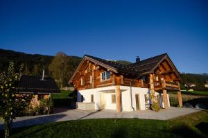 una casa di tronchi con tetto di gambero di Berg & Sonne a Seeboden